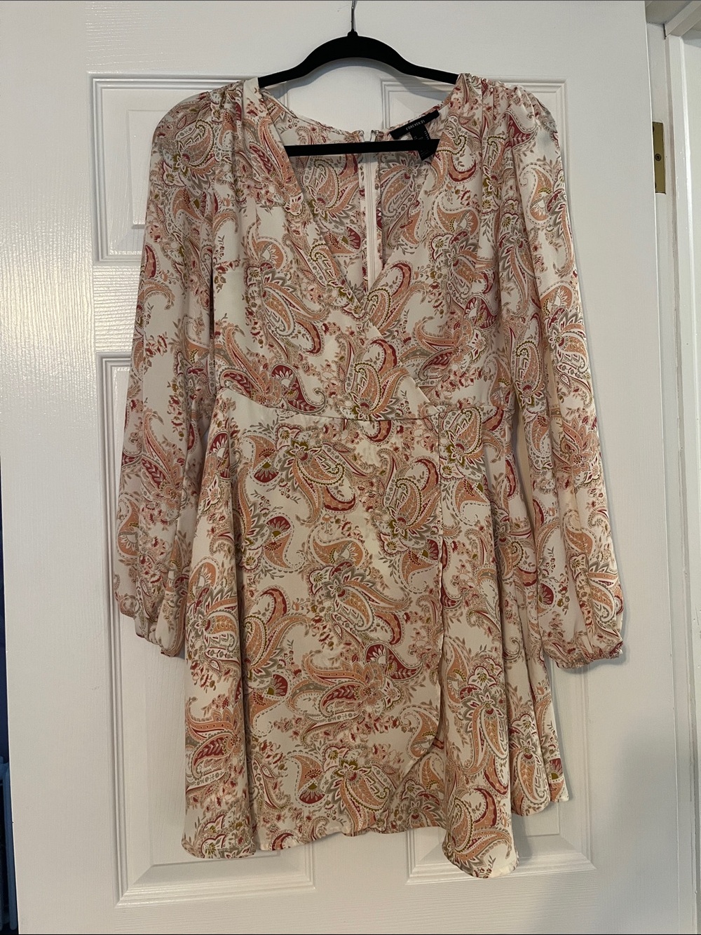 Forever 21 Cream Paisley V-Neck Long Sleeve Dress